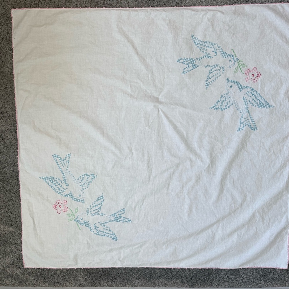 Vintage hand embroidered cotton table cloth 🪺